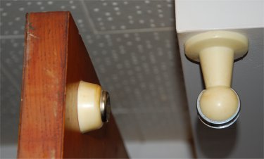 Photo d'un arr�t et butoir de porte magn�tique combin�