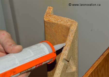 Application de silicone sur le joint d'un comptoir de cuisine