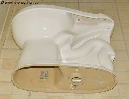 Photo de la base d'une toilette blanche