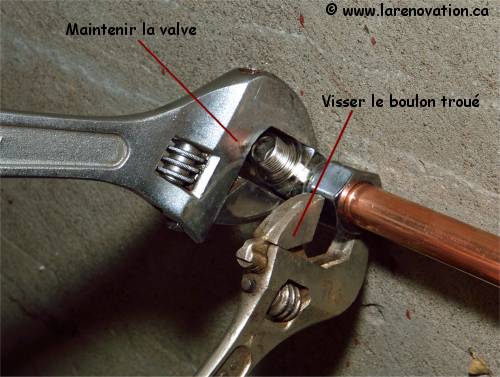 Vissage de la valve en place