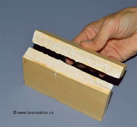 On �tend la colle blanche sur la surface � coller