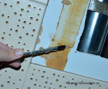 Photo de la colle contact sur le revêtement de plafond