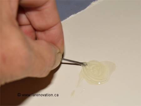 On m�lange la colle epoxy avec un baton