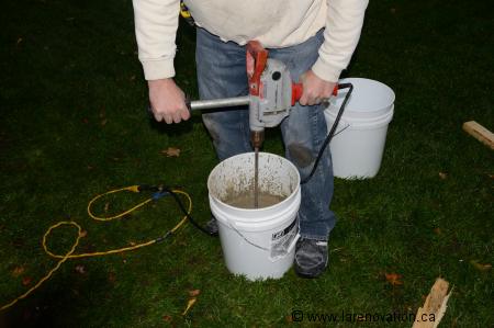 Photo de l'utilisation d'une grosse perceuse �lectrique pour m�ler le b�ton