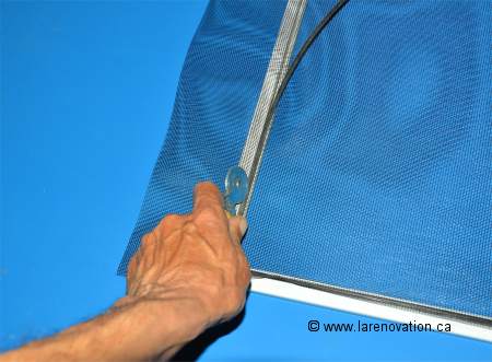 Photo de la pose du grillage � moustiquaire avec la languette