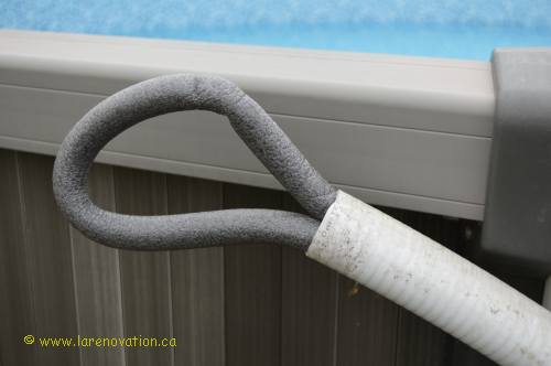 Photo du tube de mousse dans le tuyau du drain de la piscine
