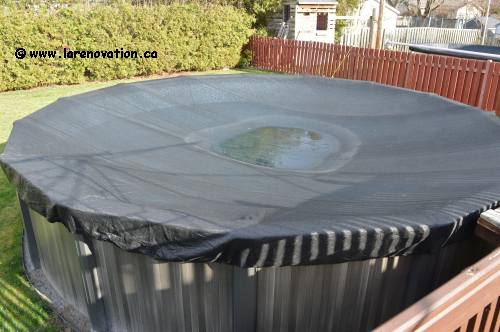 Photo de piscine recouverte d'une toile de protection