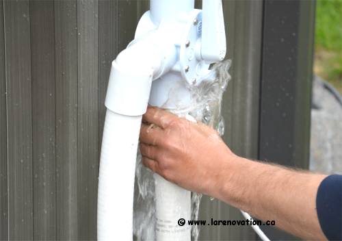 Photo de l'installation du tuyau de drain sur la valve 3 voies