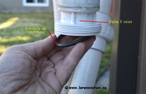 Photo de la pose de la rondelle de caoutchouc sur la valve 3 voies