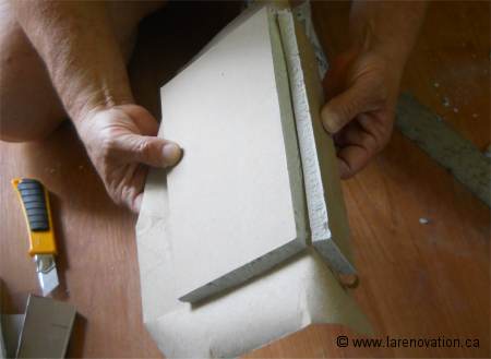 Photo du panneau de gypse avec le papier qui d�passe autour