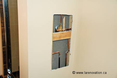 Photo du trou dans le mur pour remplacer un robiner de douche