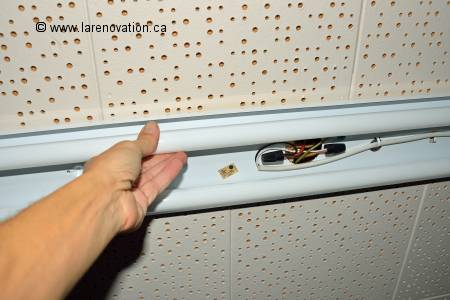 On fait la pose des tubes fluorescents dans la base � n�on