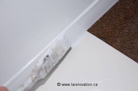 Photo de l'utilisation d'un bout de carton pour faire le d�coupage au plancher