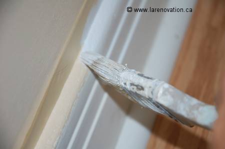 Photo de l'application de la peinture au pinceau