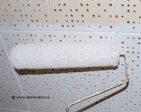 Photo de l'utilisation du coin du rouleau pour peindre les joints creux