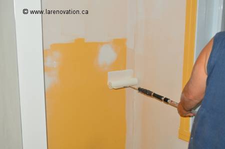 Photographie d'un mur peint au rouleau
