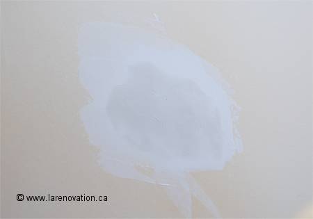 Photo de la r�paration du trou avec du ciment � joint