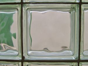 Photo d'un mur en briques de verre
