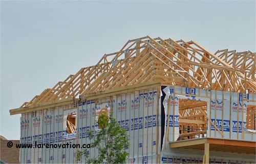 Charpente d'un toit construit avec des fermes