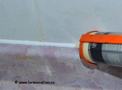 Joint de silicone dans la salle de bain