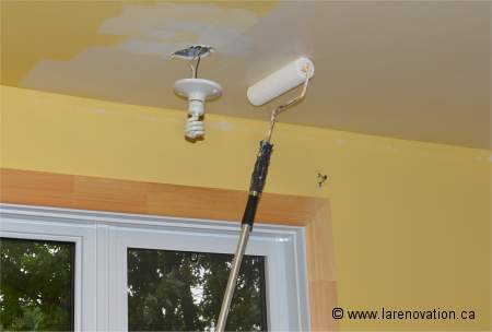 Peindre un plafond avec un manche à rouleau