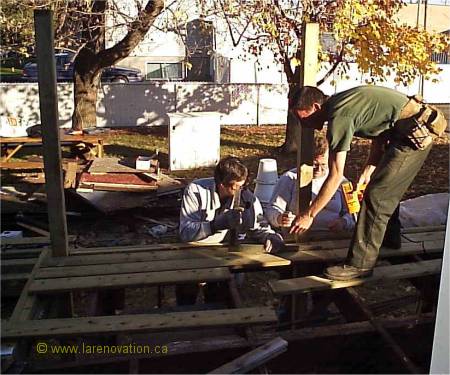 Photo de la pose du rev�tement de planche du patio