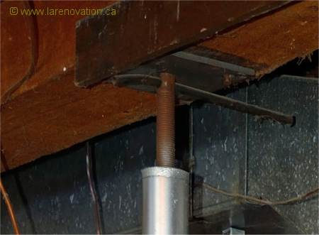 Poteau de soutient fix� � la poutre