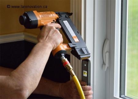 Photo du clouage de la moulure de fen�tre avec une cloueuse