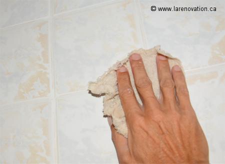 Photographie du nettoyage de l'exc�s de scellant � joints