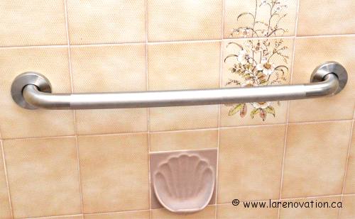 Barre d'appui install� dans une baignoire / douche