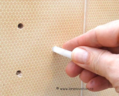 Installer les chevilles de nylon