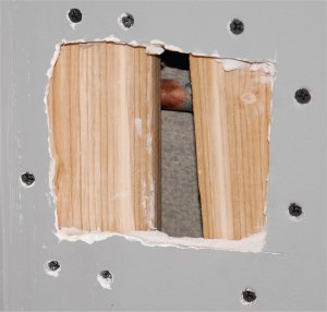 Photo des clouages install�s autour du trou � boucher