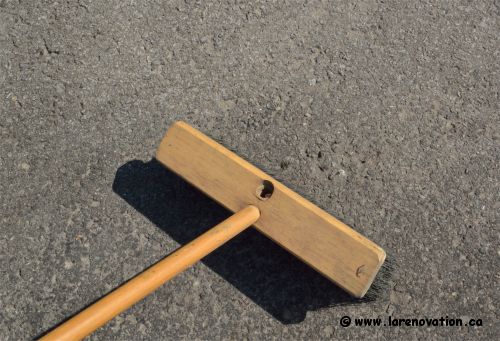 Balayer la surface asphalt�e avec un balai-brosse