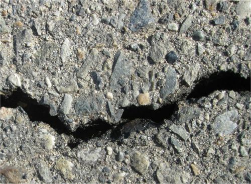 Photo de fissure dans l'asphalte