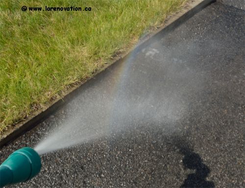 Nettoyer l'asphalte avec un jet d'eau