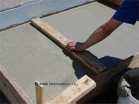 Photo du lissage du b�ton avec un bout de bois