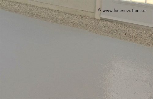 Application du produit de polyur�a et des flocons sur le d�coupage du plancher de ciment