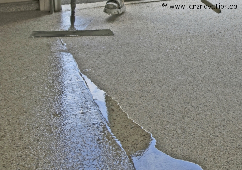 Application du produit polyaspartique sur le plancher de garage