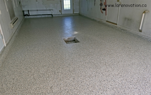 Photo du plancher de garage avec recouvrement de polyurea et flocons