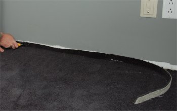 Photo du d�coupage du tapis le long d'un mur