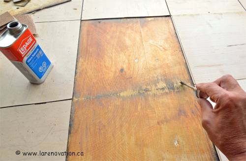 Mettre de la colle sur le plancher et sur la tuile