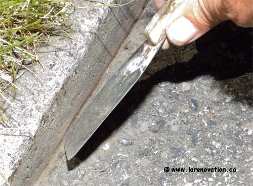 Vider la fissure avec une spatule de métal