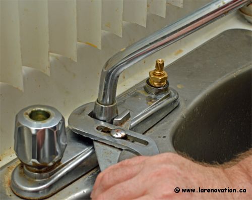 D�visser le boulon du col du robinet pour le d�monter