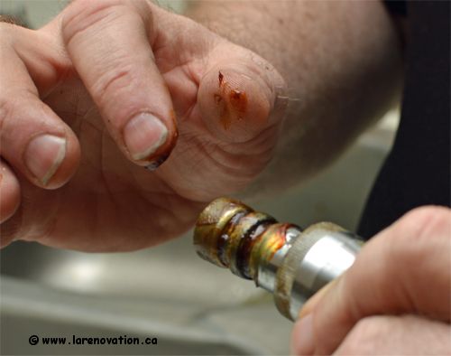 Graisser le col du bec de robinet