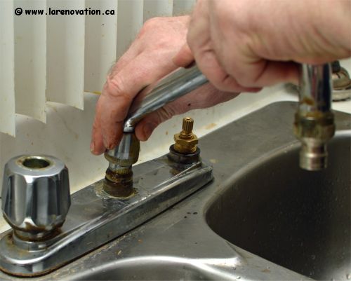 Installer le col du robinet � la main et serrer