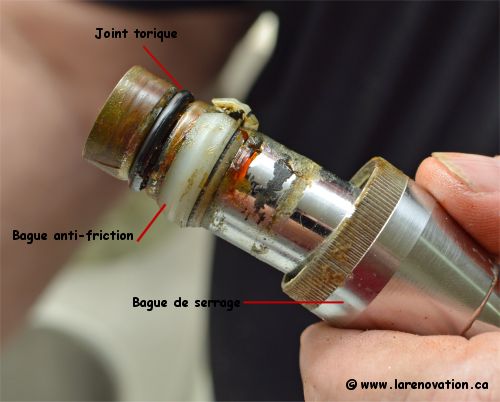 Installation du nouveau joint torique sur le col de robinet