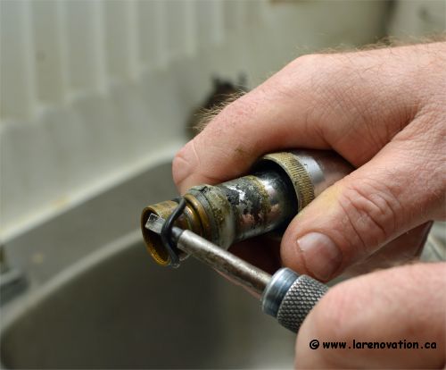 Enlever la rondelle du col de robinet