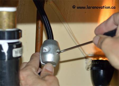 Pose du contrepoids de la douchette de robinet flexible