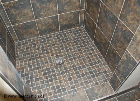 Photo d'une douche faite de tuiles de céramique