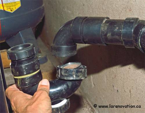 Le siphon en P se visse sur la canalisation d'ABS